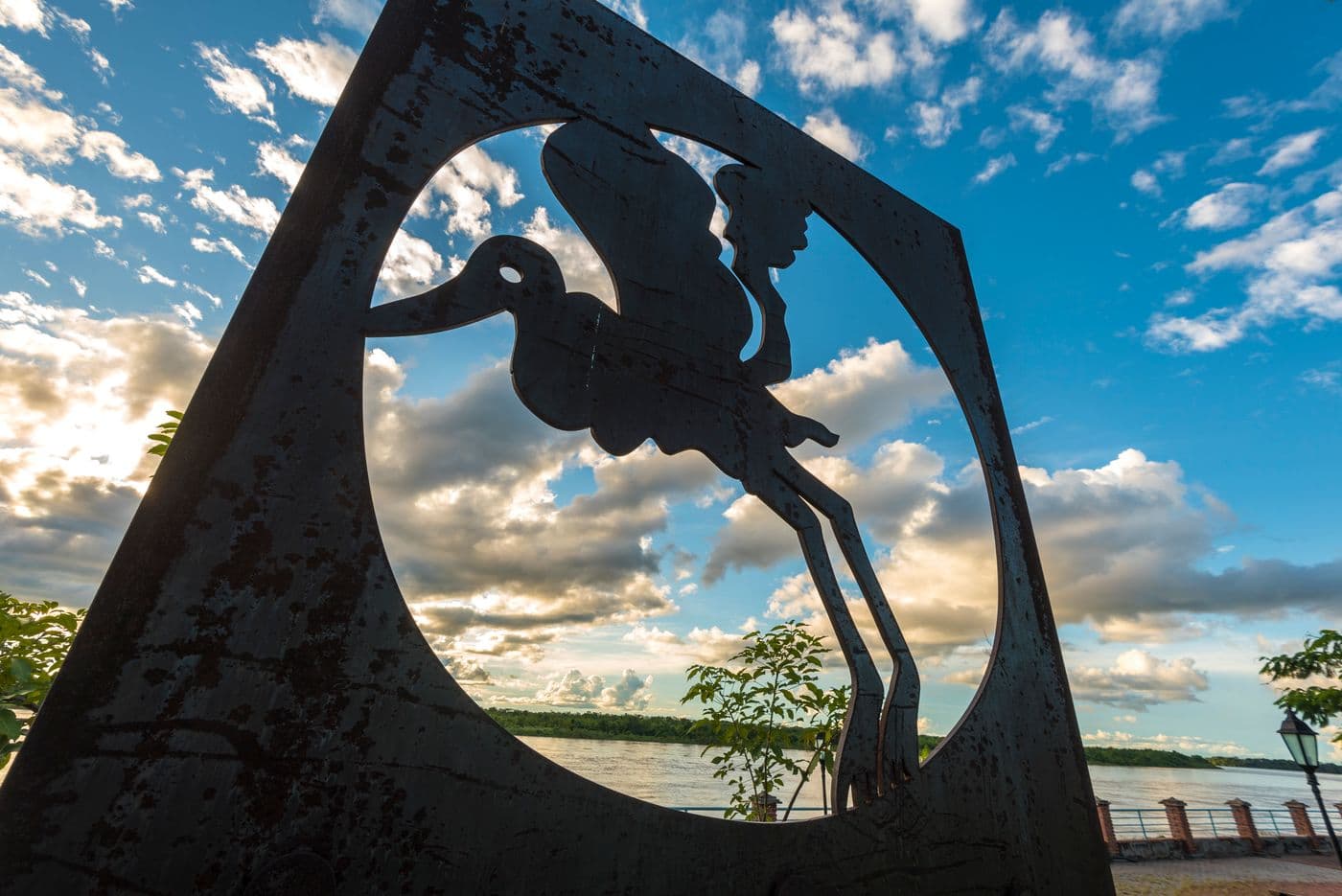 Monumento da lenda de Aruanã na praça à beira-rio