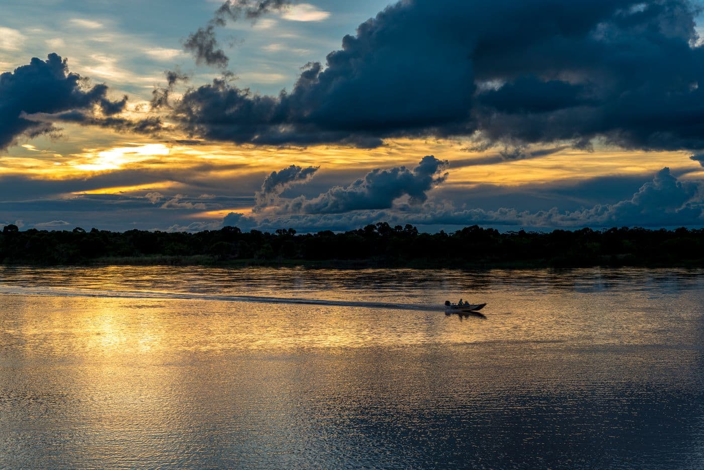 Pôr do sol sobre o Rio Araguaia com barco